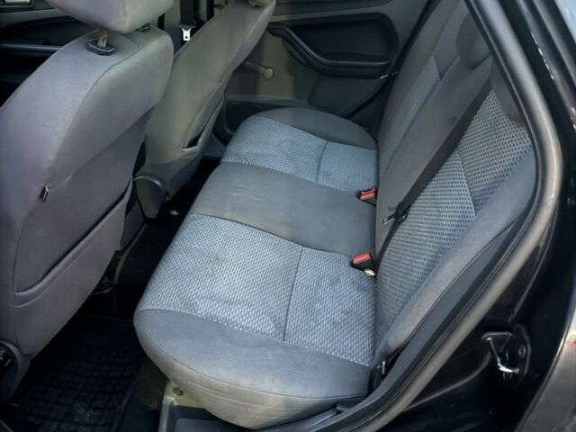 Черный Форд Фокус, объемом двигателя 1.6 л и пробегом 400 тыс. км за 3300 $, фото 4 на Automoto.ua