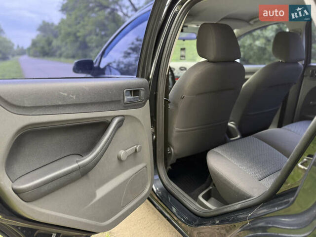 Черный Форд Фокус, объемом двигателя 1.6 л и пробегом 262 тыс. км за 4400 $, фото 9 на Automoto.ua