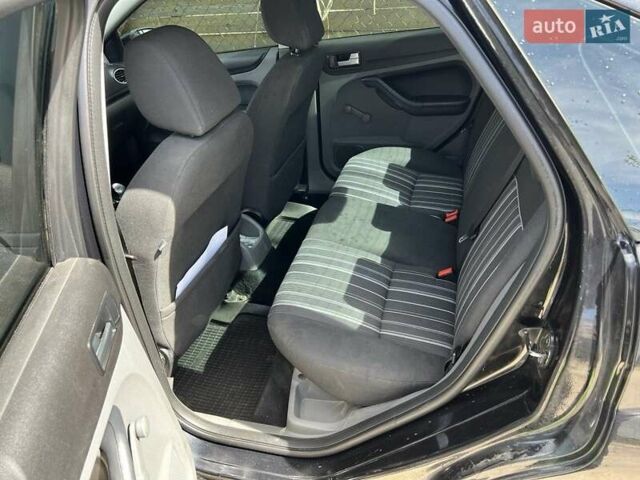 Черный Форд Фокус, объемом двигателя 1.6 л и пробегом 246 тыс. км за 4900 $, фото 1 на Automoto.ua