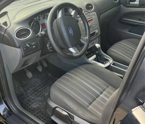 Черный Форд Фокус, объемом двигателя 1.8 л и пробегом 300 тыс. км за 4999 $, фото 6 на Automoto.ua