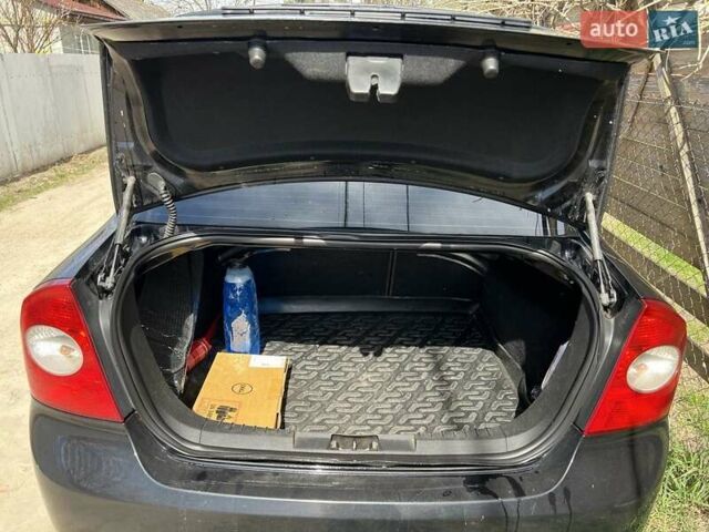 Черный Форд Фокус, объемом двигателя 1.6 л и пробегом 246 тыс. км за 4900 $, фото 2 на Automoto.ua