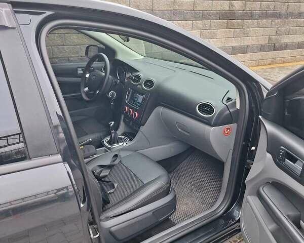 Черный Форд Фокус, объемом двигателя 1.8 л и пробегом 220 тыс. км за 5999 $, фото 5 на Automoto.ua