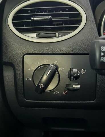 Черный Форд Фокус, объемом двигателя 1.6 л и пробегом 211 тыс. км за 6800 $, фото 2 на Automoto.ua