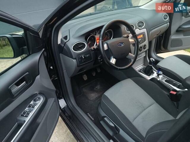 Черный Форд Фокус, объемом двигателя 1.6 л и пробегом 214 тыс. км за 5850 $, фото 4 на Automoto.ua