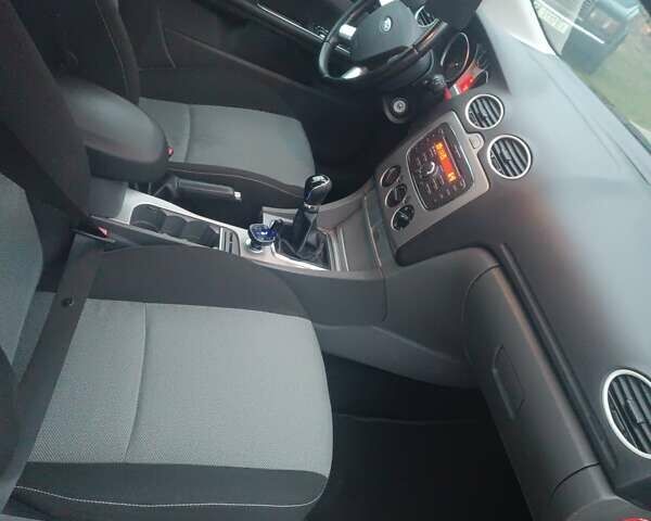 Черный Форд Фокус, объемом двигателя 1.6 л и пробегом 214 тыс. км за 5850 $, фото 8 на Automoto.ua