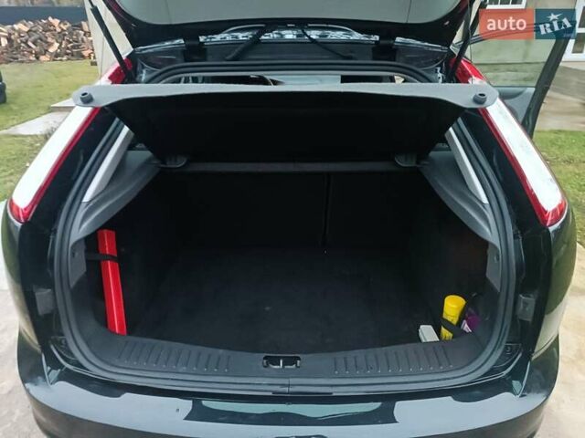 Черный Форд Фокус, объемом двигателя 1.6 л и пробегом 214 тыс. км за 5850 $, фото 14 на Automoto.ua