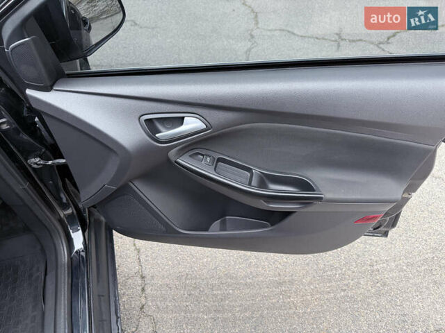 Черный Форд Фокус, объемом двигателя 1.6 л и пробегом 121 тыс. км за 7900 $, фото 3 на Automoto.ua