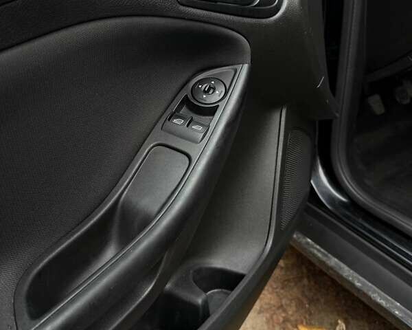 Чорний Форд Фокус, об'ємом двигуна 2 л та пробігом 99 тис. км за 8000 $, фото 5 на Automoto.ua