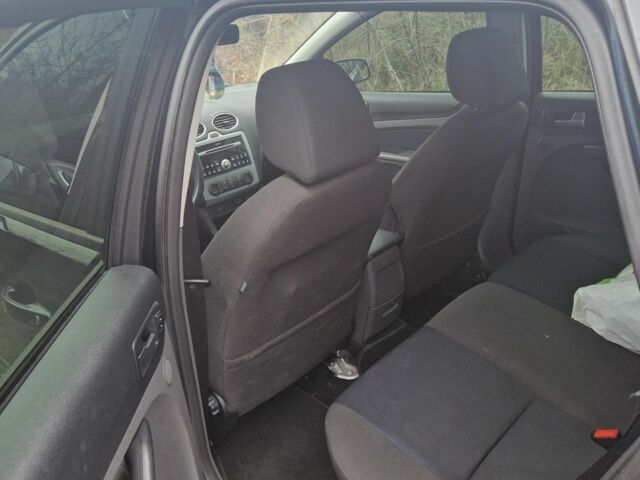 Черный Форд Фокус, объемом двигателя 1.6 л и пробегом 289 тыс. км за 4400 $, фото 3 на Automoto.ua