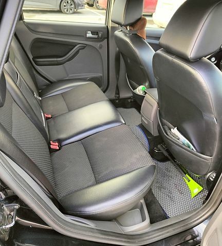 Черный Форд Фокус, объемом двигателя 1.6 л и пробегом 248 тыс. км за 3790 $, фото 5 на Automoto.ua