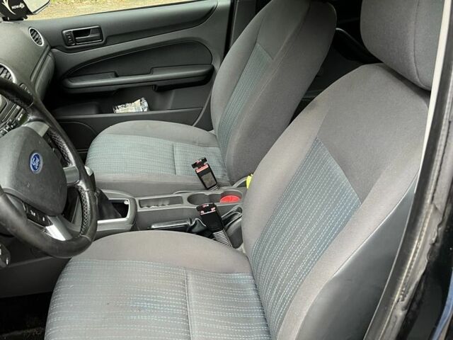 Черный Форд Фокус, объемом двигателя 1.6 л и пробегом 260 тыс. км за 3800 $, фото 5 на Automoto.ua