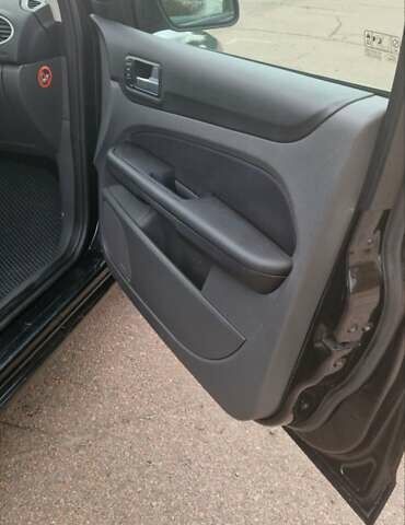 Черный Форд Фокус, объемом двигателя 1.6 л и пробегом 286 тыс. км за 4550 $, фото 6 на Automoto.ua