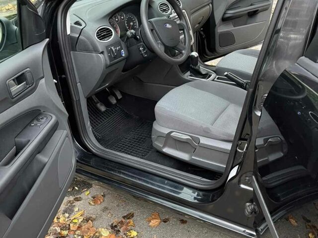 Черный Форд Фокус, объемом двигателя 1.6 л и пробегом 201 тыс. км за 5500 $, фото 2 на Automoto.ua