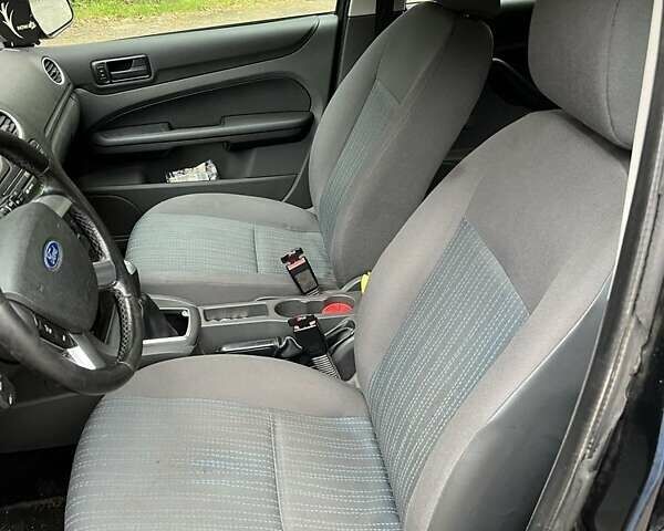 Черный Форд Фокус, объемом двигателя 1.6 л и пробегом 260 тыс. км за 3800 $, фото 4 на Automoto.ua