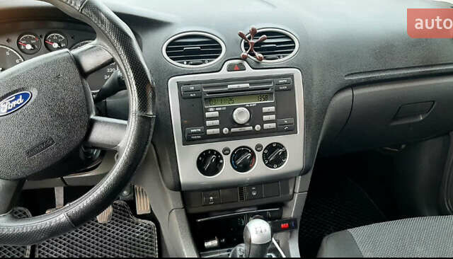 Черный Форд Фокус, объемом двигателя 1.6 л и пробегом 298 тыс. км за 3800 $, фото 5 на Automoto.ua