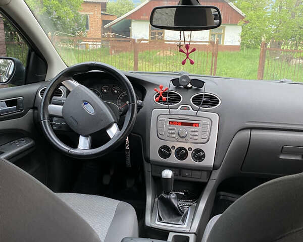 Черный Форд Фокус, объемом двигателя 1.6 л и пробегом 210 тыс. км за 4500 $, фото 5 на Automoto.ua