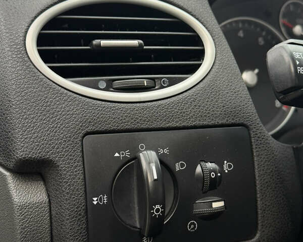 Чорний Форд Фокус, об'ємом двигуна 1.6 л та пробігом 195 тис. км за 5499 $, фото 40 на Automoto.ua