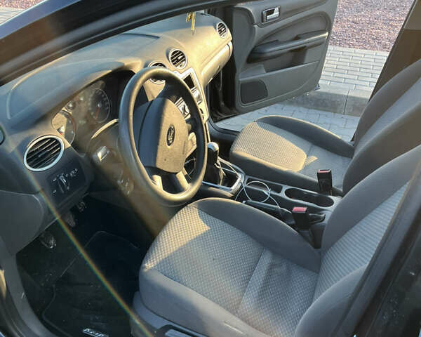 Черный Форд Фокус, объемом двигателя 1.56 л и пробегом 305 тыс. км за 4200 $, фото 2 на Automoto.ua