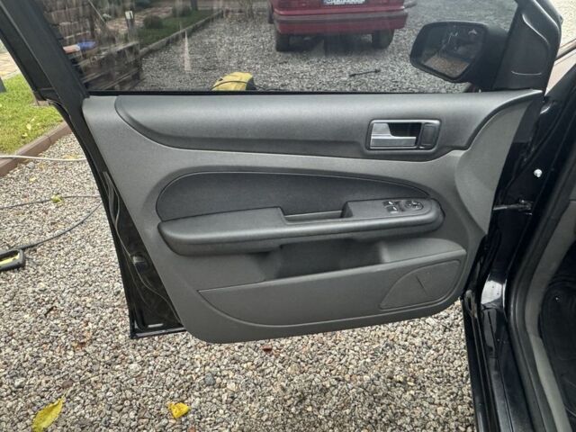 Черный Форд Фокус, объемом двигателя 1.6 л и пробегом 220 тыс. км за 2200 $, фото 14 на Automoto.ua