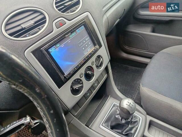 Черный Форд Фокус, объемом двигателя 1.6 л и пробегом 220 тыс. км за 4500 $, фото 4 на Automoto.ua