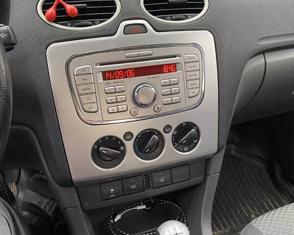 Черный Форд Фокус, объемом двигателя 1.6 л и пробегом 210 тыс. км за 4500 $, фото 2 на Automoto.ua