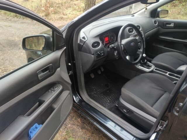 Черный Форд Фокус, объемом двигателя 1.8 л и пробегом 300 тыс. км за 2400 $, фото 7 на Automoto.ua