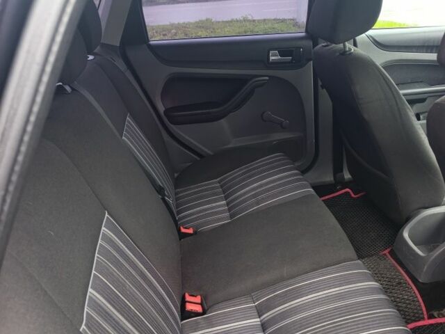 Черный Форд Фокус, объемом двигателя 1.6 л и пробегом 335 тыс. км за 4500 $, фото 5 на Automoto.ua