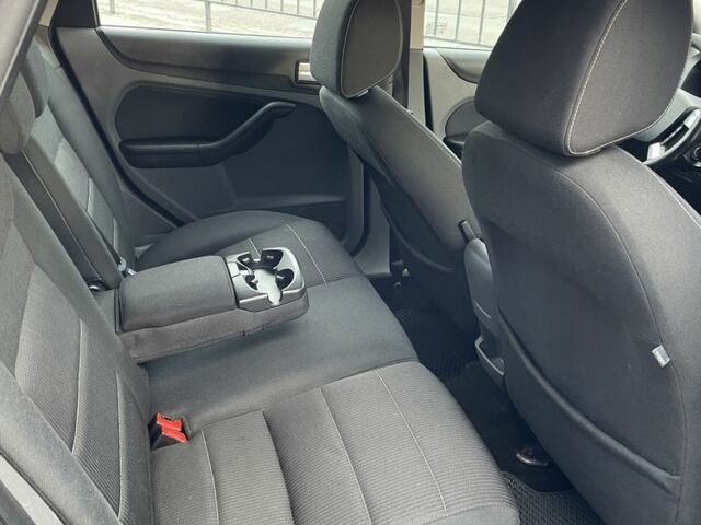 Черный Форд Фокус, объемом двигателя 1.6 л и пробегом 300 тыс. км за 5000 $, фото 3 на Automoto.ua