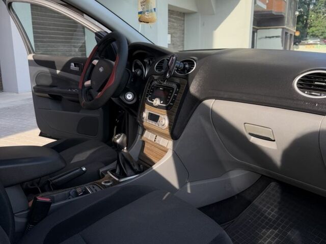 Черный Форд Фокус, объемом двигателя 1.6 л и пробегом 293 тыс. км за 5500 $, фото 14 на Automoto.ua