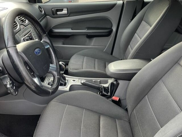 Черный Форд Фокус, объемом двигателя 1.6 л и пробегом 300 тыс. км за 5000 $, фото 2 на Automoto.ua