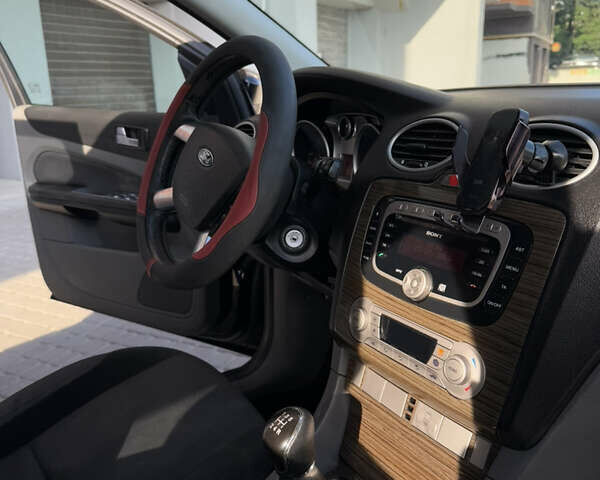 Черный Форд Фокус, объемом двигателя 1.6 л и пробегом 283 тыс. км за 5700 $, фото 23 на Automoto.ua