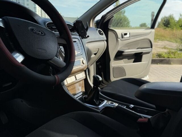 Черный Форд Фокус, объемом двигателя 1.6 л и пробегом 293 тыс. км за 5500 $, фото 11 на Automoto.ua