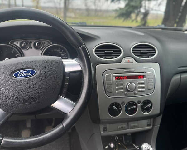 Черный Форд Фокус, объемом двигателя 1.8 л и пробегом 160 тыс. км за 5700 $, фото 1 на Automoto.ua