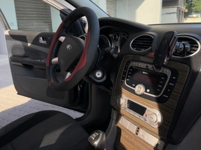 Черный Форд Фокус, объемом двигателя 1.6 л и пробегом 293 тыс. км за 5500 $, фото 12 на Automoto.ua