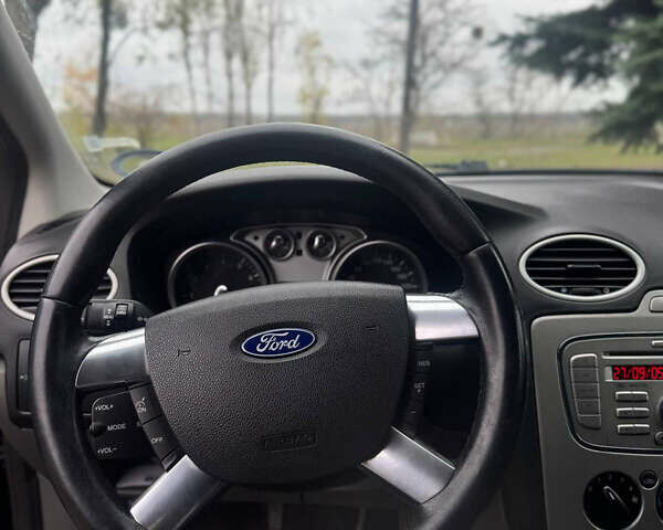 Черный Форд Фокус, объемом двигателя 1.8 л и пробегом 160 тыс. км за 5700 $, фото 2 на Automoto.ua