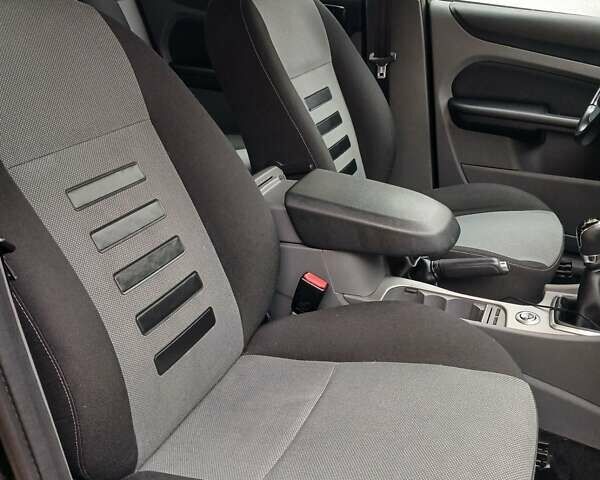 Черный Форд Фокус, объемом двигателя 1.6 л и пробегом 194 тыс. км за 6000 $, фото 5 на Automoto.ua