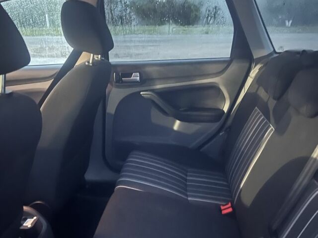 Чорний Форд Фокус, об'ємом двигуна 1.6 л та пробігом 190 тис. км за 6100 $, фото 4 на Automoto.ua