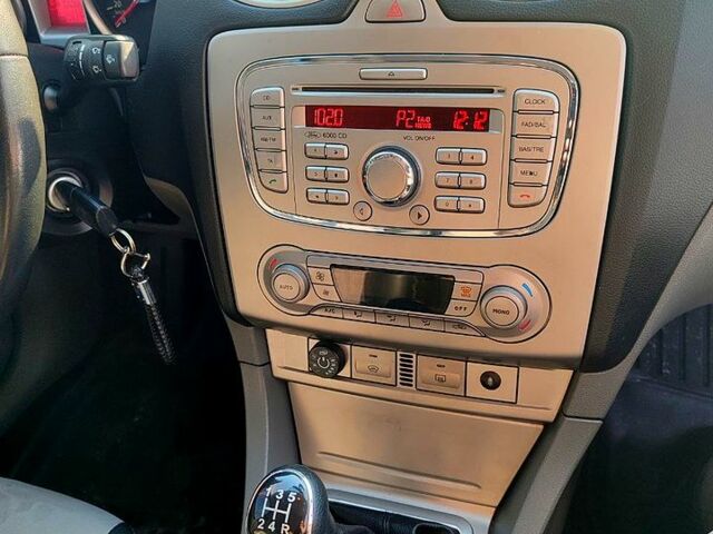 Черный Форд Фокус, объемом двигателя 1.6 л и пробегом 209 тыс. км за 5950 $, фото 6 на Automoto.ua