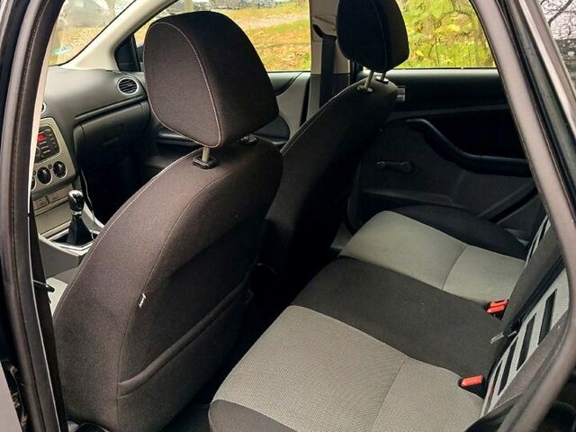 Черный Форд Фокус, объемом двигателя 1.6 л и пробегом 194 тыс. км за 5999 $, фото 4 на Automoto.ua