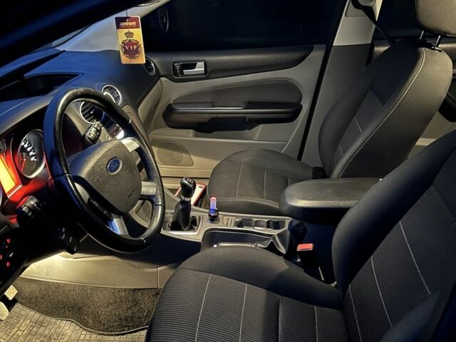 Черный Форд Фокус, объемом двигателя 1.6 л и пробегом 235 тыс. км за 5350 $, фото 10 на Automoto.ua