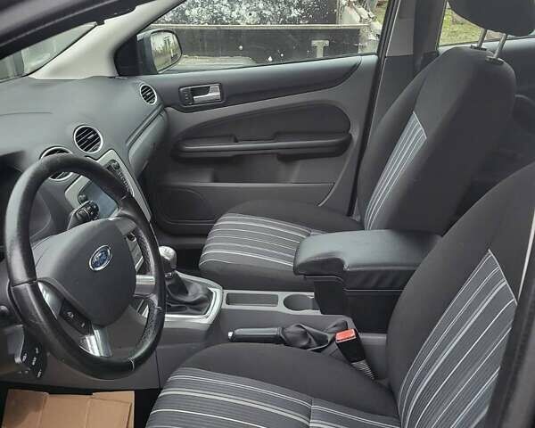 Черный Форд Фокус, объемом двигателя 1.56 л и пробегом 245 тыс. км за 5400 $, фото 2 на Automoto.ua