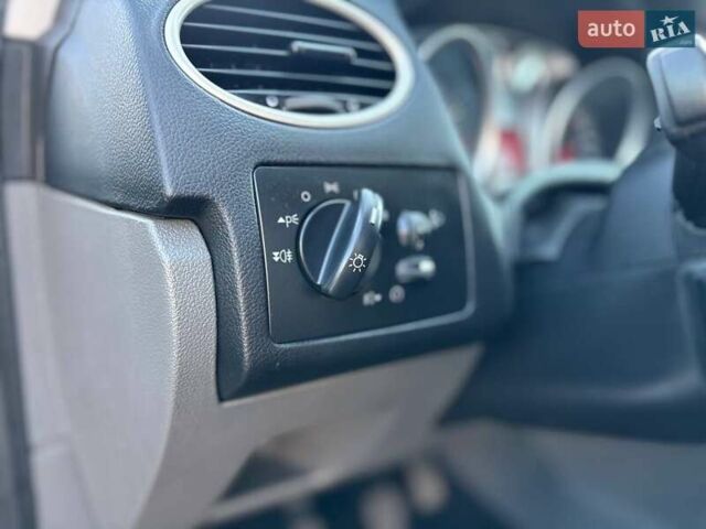 Черный Форд Фокус, объемом двигателя 1.6 л и пробегом 205 тыс. км за 6200 $, фото 6 на Automoto.ua