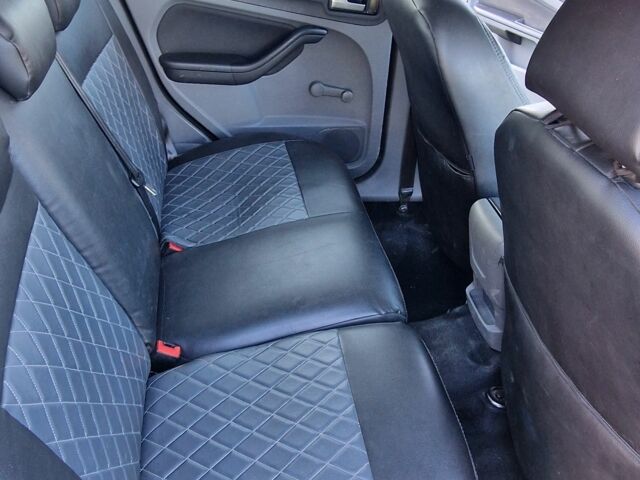 Черный Форд Фокус, объемом двигателя 1.6 л и пробегом 320 тыс. км за 4850 $, фото 6 на Automoto.ua