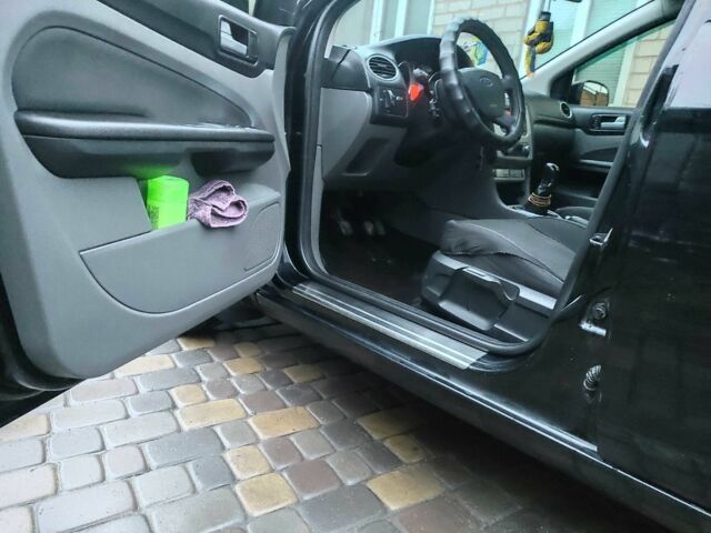 Черный Форд Фокус, объемом двигателя 1.6 л и пробегом 300 тыс. км за 5700 $, фото 5 на Automoto.ua