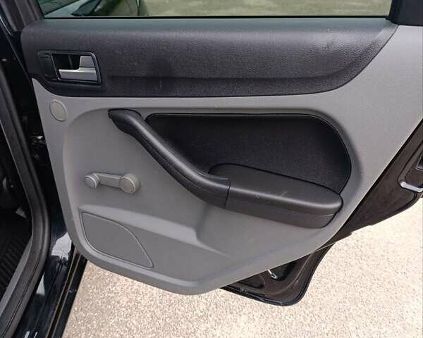 Черный Форд Фокус, объемом двигателя 1.8 л и пробегом 170 тыс. км за 6400 $, фото 21 на Automoto.ua