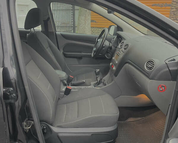 Черный Форд Фокус, объемом двигателя 1.6 л и пробегом 242 тыс. км за 6150 $, фото 8 на Automoto.ua