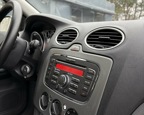 Чорний Форд Фокус, об'ємом двигуна 1.6 л та пробігом 233 тис. км за 6000 $, фото 42 на Automoto.ua