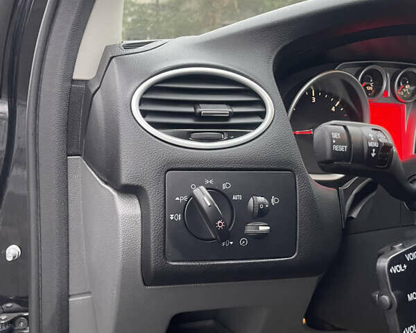 Черный Форд Фокус, объемом двигателя 1.6 л и пробегом 242 тыс. км за 6150 $, фото 22 на Automoto.ua