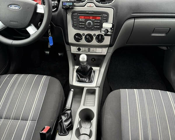 Черный Форд Фокус, объемом двигателя 1.6 л и пробегом 195 тыс. км за 5700 $, фото 96 на Automoto.ua