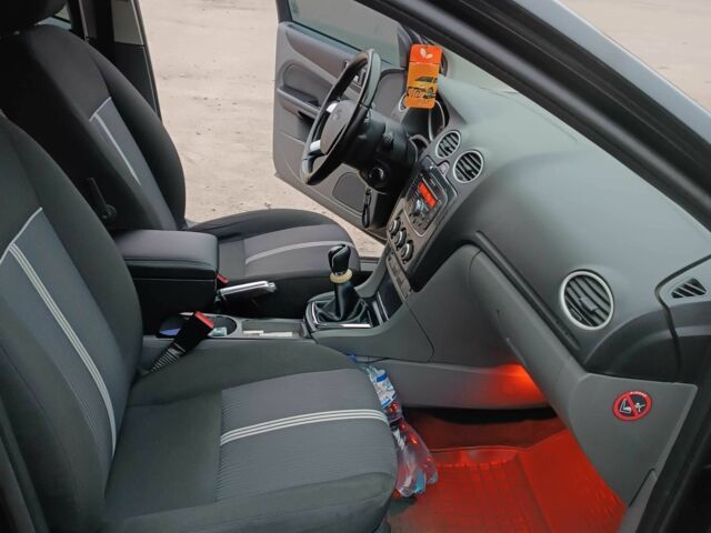 Черный Форд Фокус, объемом двигателя 1.6 л и пробегом 223 тыс. км за 5100 $, фото 16 на Automoto.ua